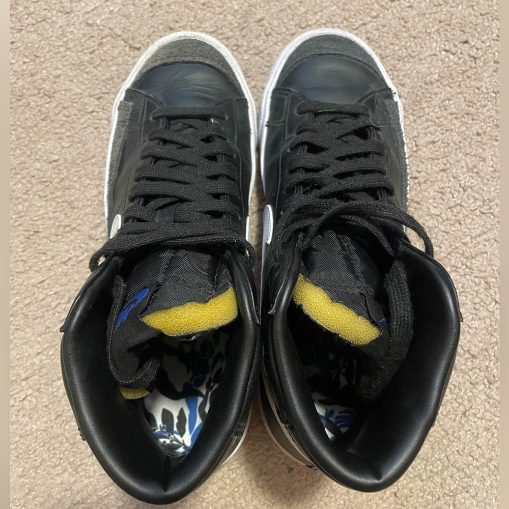 Nike Blazer Mid '77 SE Black Metallic Gold Sisterhood - Picture 7 of 7
